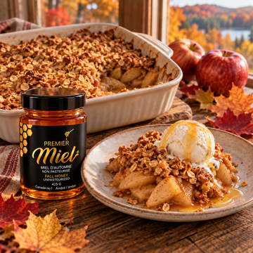Croustade aux pommes servie avec une boule de crème glacée et un filet de miel, à côté d’un pot de miel d’automne Premier Miel dans un décor automnal.