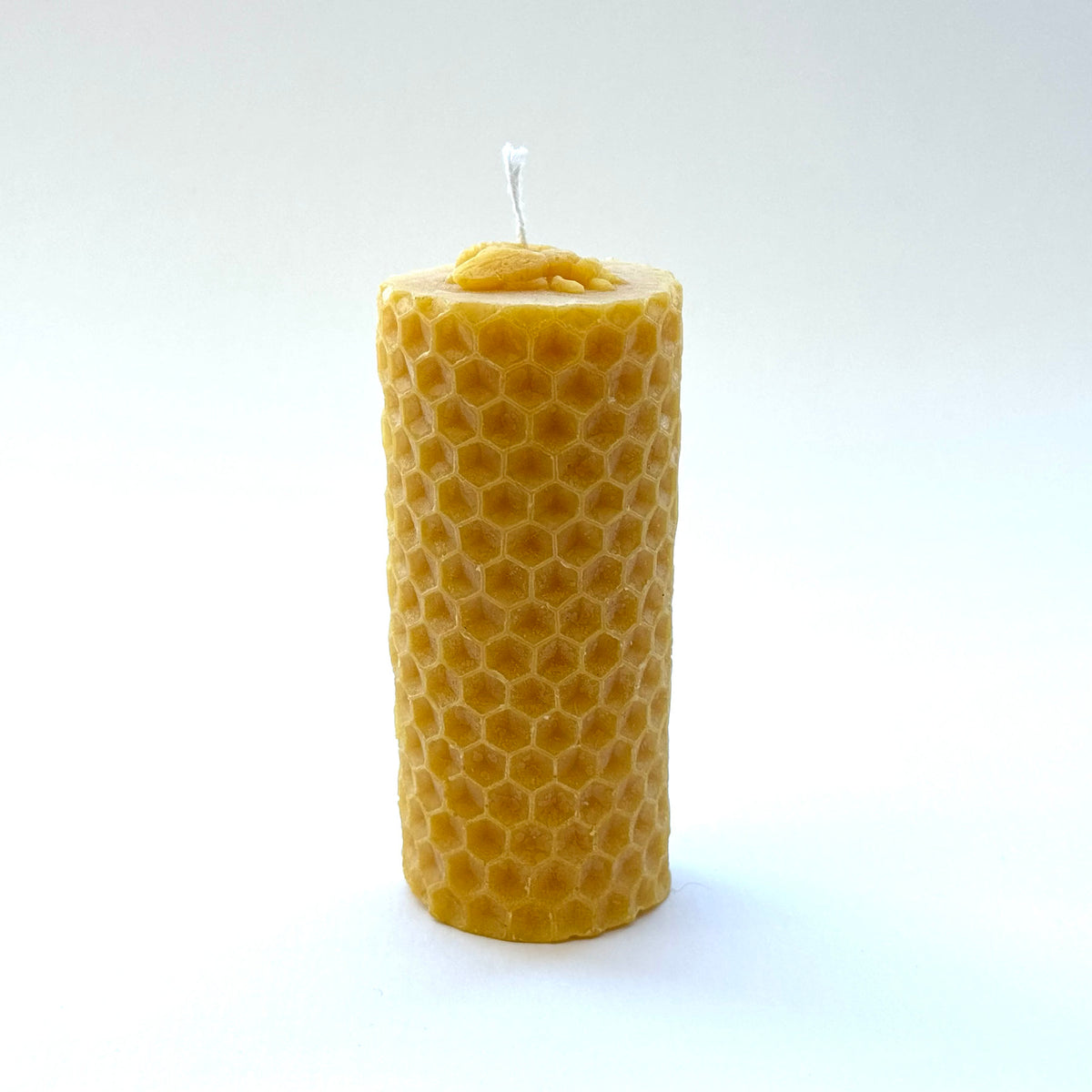 Grande chandelle Pilier alvéolée en cire d’abeille naturelle